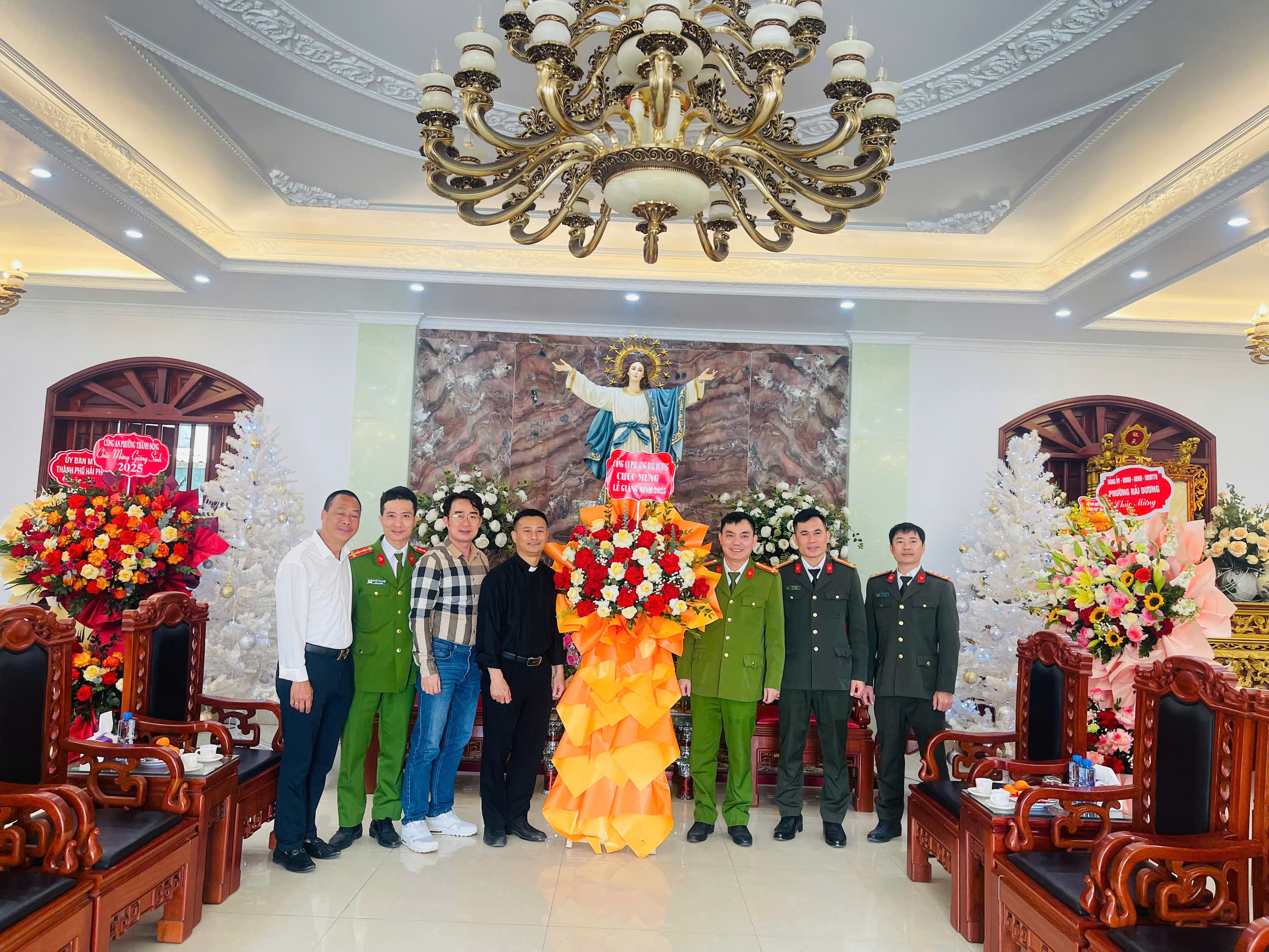 Công an phường Hải Dương thăm và chúc mừng các giáo xứ nhân dịp Lễ Noel